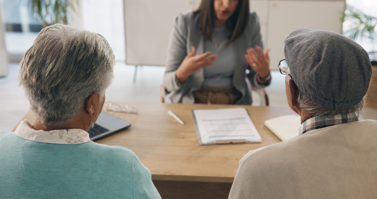 Persönliches Beratungsgespräch mit einem älteren Paar am Tisch